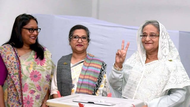Sie kann weiter regieren: Sheikh Hasina (r. Sie kann weiter regieren: Sheikh Hasina (r.
