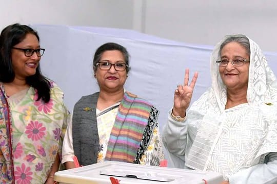 Sie kann weiter regieren: Sheikh Hasina (r.