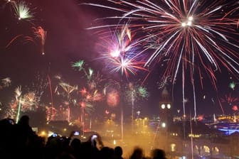 Tausende Menschen begrüßen an den Hamburger Landungsbrücken mit einem Feuerwerk das neue Jahr.