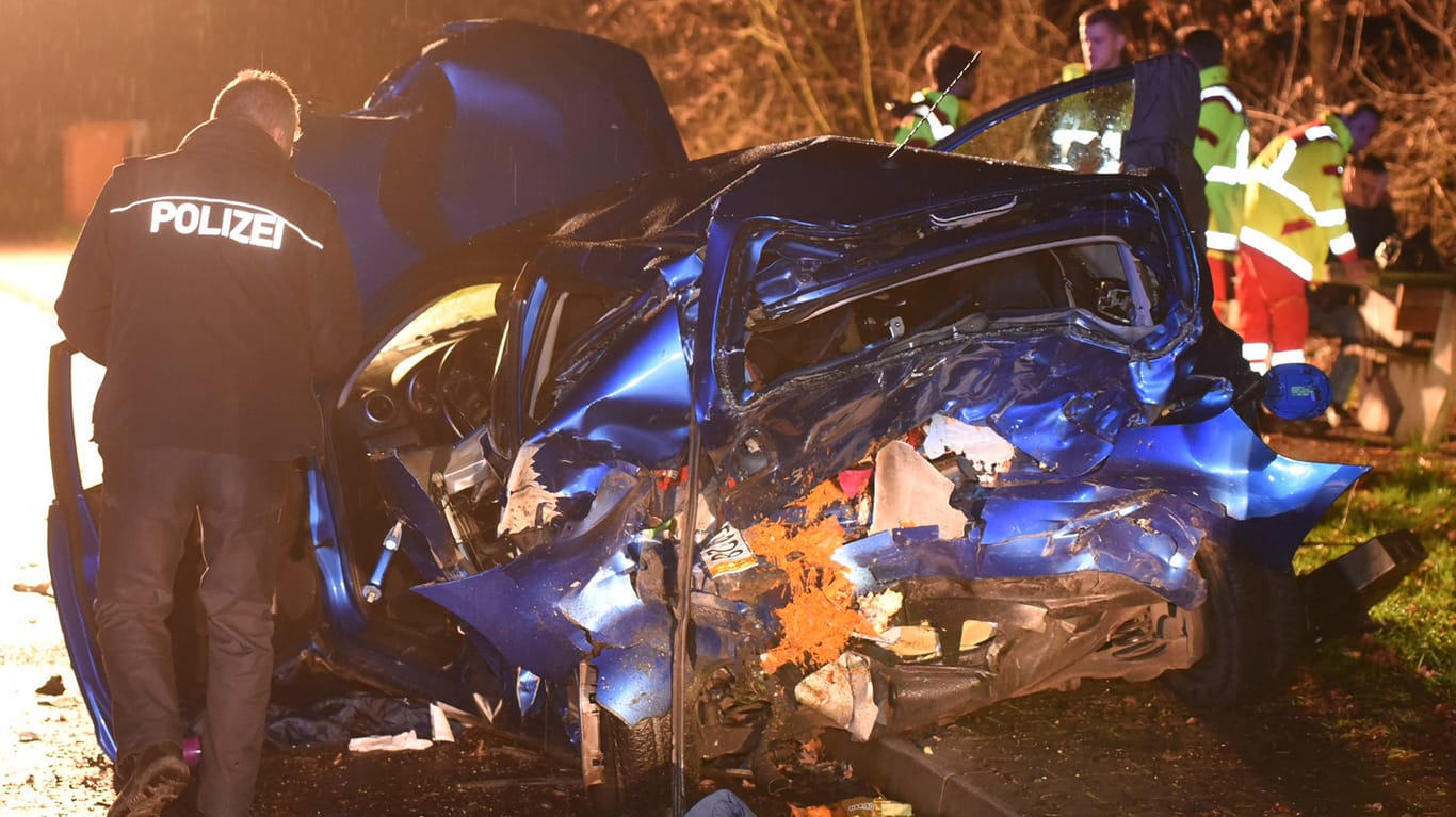 Das Wrack eines Autos steht an der Unfallstelle: Der 18-Jährige hatte den Mazda auf dem Parkplatz gerammt.