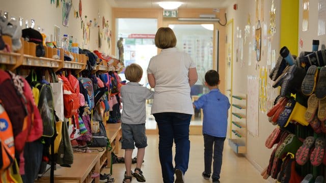 Kindergarten in Baden-Württemberg: Je nach Wohnort müssen Eltern jeden Monat mehrere hundert Euro mehr für die Kita-Betreuung ihrer Kinder zahlen.