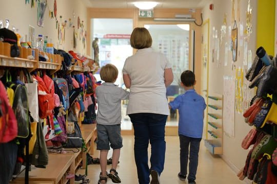 Kindergarten in Baden-Württemberg: Je nach Wohnort müssen Eltern jeden Monat mehrere hundert Euro mehr für die Kita-Betreuung ihrer Kinder zahlen.