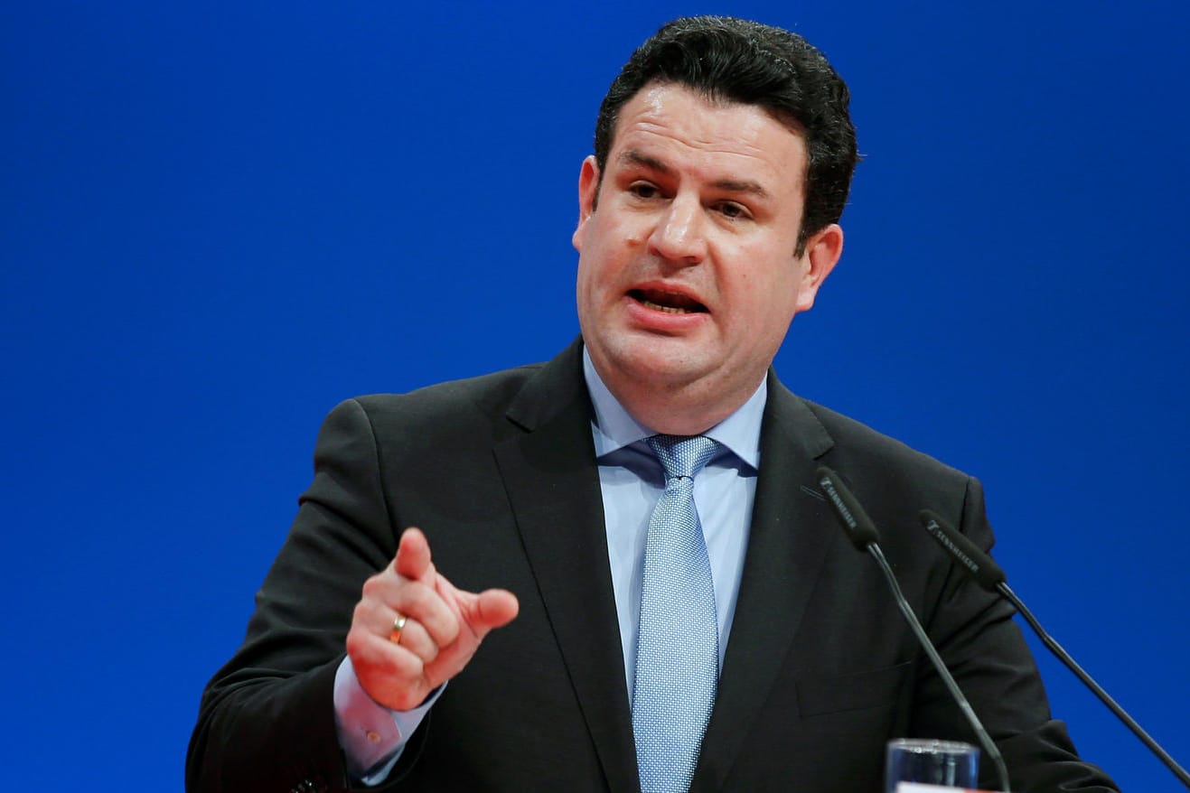 Hubertus Heil bei einem SPD-Parteitag: Der Arbeitminister will 2019 ernst machen mit der Reform von Hartz IV.