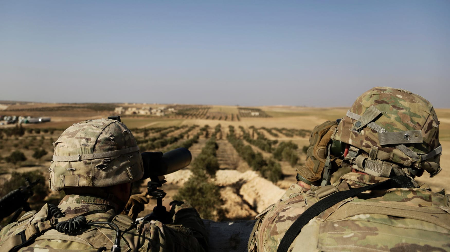 Zwei US-Soldaten schauen von ihrer Basis in Syrien zur türkischen Grenze hinüber: US-Senator Graham glaubt nicht, dass Trump die Truppen sofort abziehen will. (Archivbild)