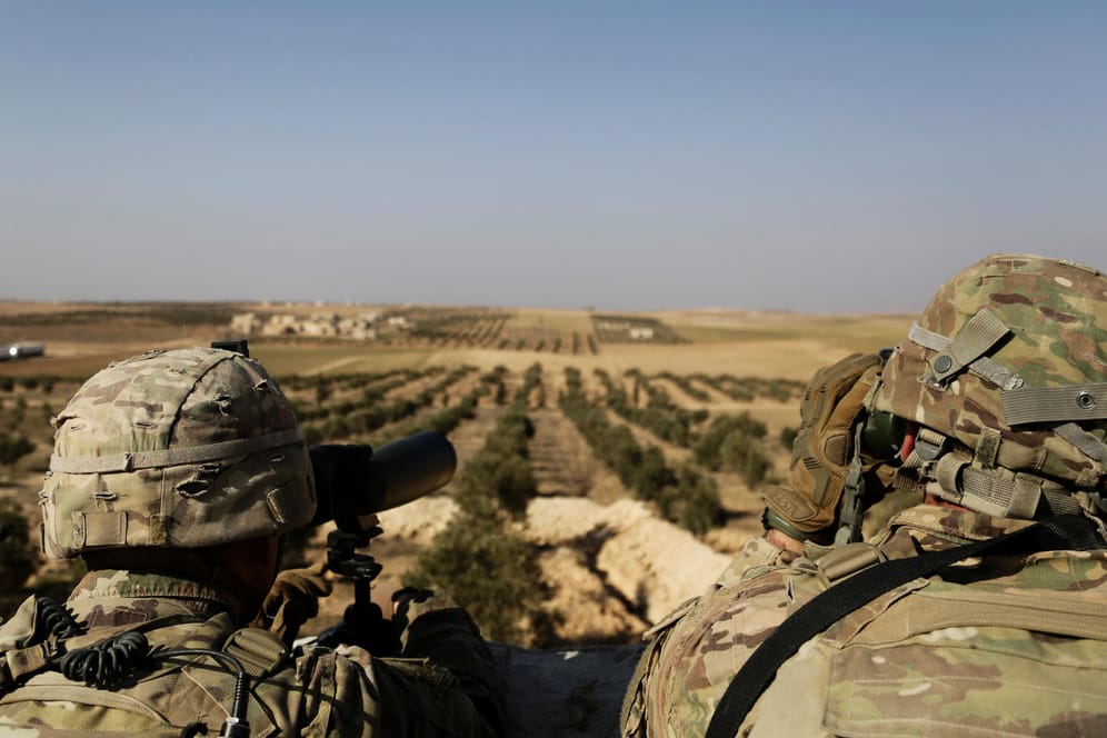 Zwei US-Soldaten schauen von ihrer Basis in Syrien zur türkischen Grenze hinüber: US-Senator Graham glaubt nicht, dass Trump die Truppen sofort abziehen will. (Archivbild)