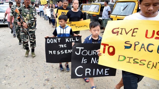Medienvertreter und Kinder von Journalisten bei einer Demonstration in Indien: "Gibt uns Raum für Widerspruch" (r. Medienvertreter und Kinder von Journalisten bei einer Demonstration in Indien: "Gibt uns Raum für Widerspruch" (r.