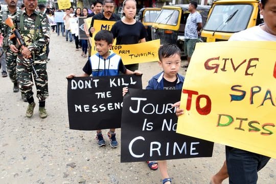 Medienvertreter und Kinder von Journalisten bei einer Demonstration in Indien: "Gibt uns Raum für Widerspruch" (r.