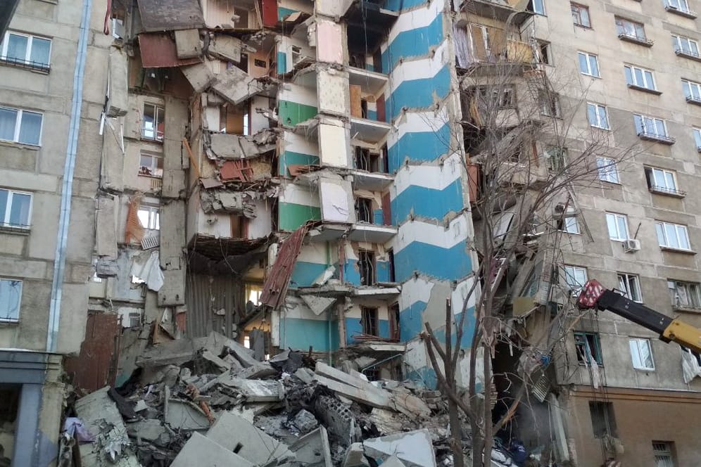 Das schwer beschädigte Wohngebäude in Magnitogorsk nach der Explosion: Ein Großaufgebot an Rettern sucht in den Trümmern weiter nach Vermissten.
