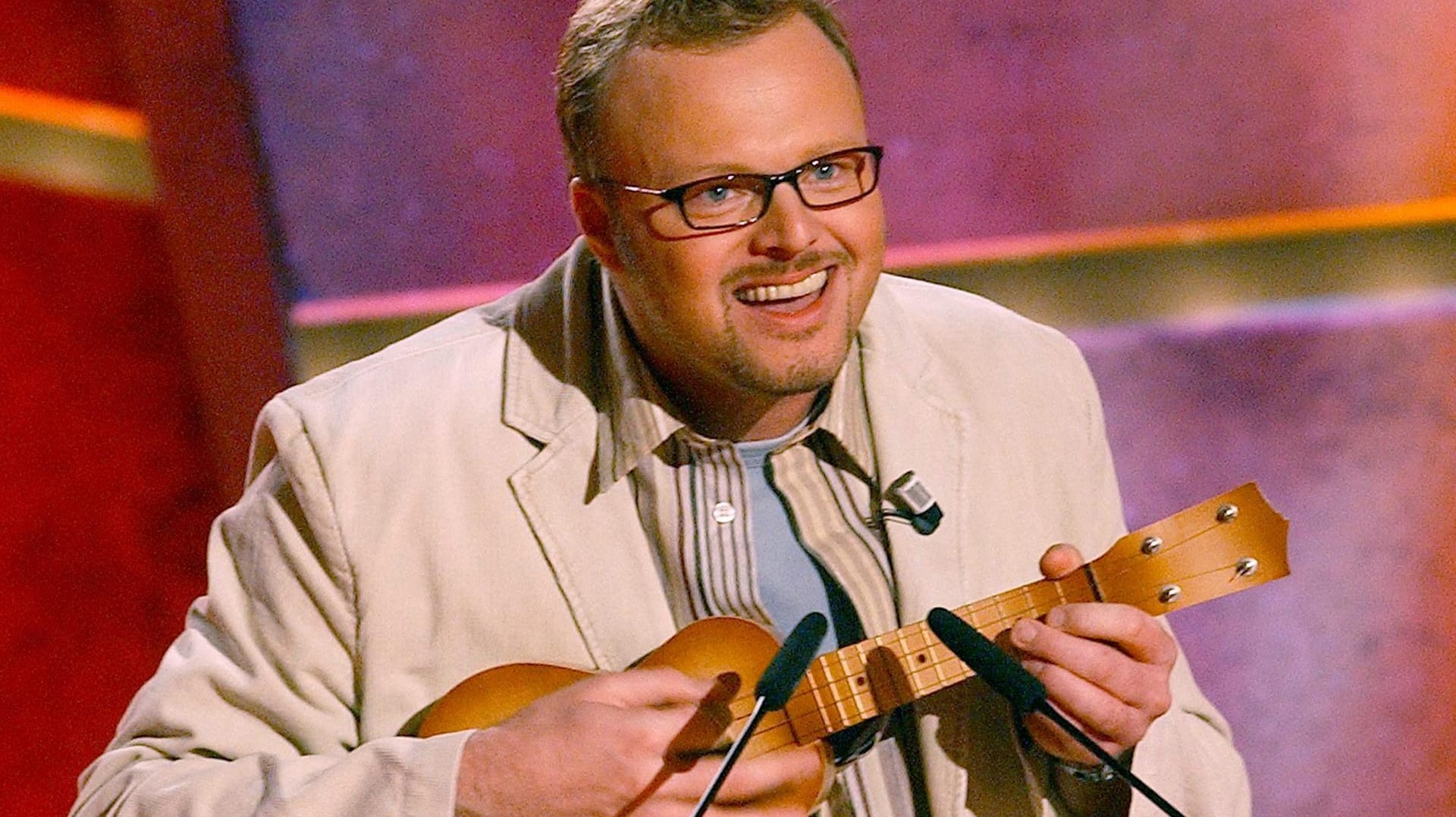 Stefan Raab mit seiner Ukulele: Der Moderator wurde durch seine Sendungen bei Viva bekannt. Der Sender stellt an Silvester seinen Betrieb ein.