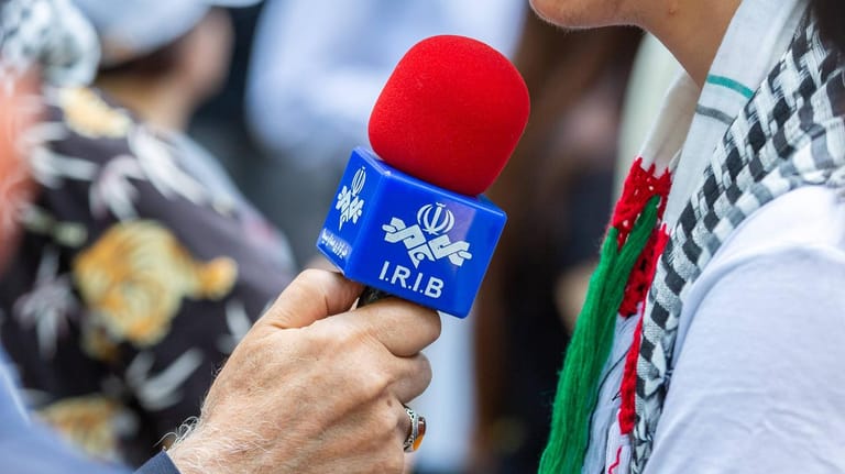 Ein Mikrofon des iranischen Senders IRIB: Für die Mitarbeiter des staatlichen Senders hatte der Vorfall schwere Konsequenzen. (Archivbild)