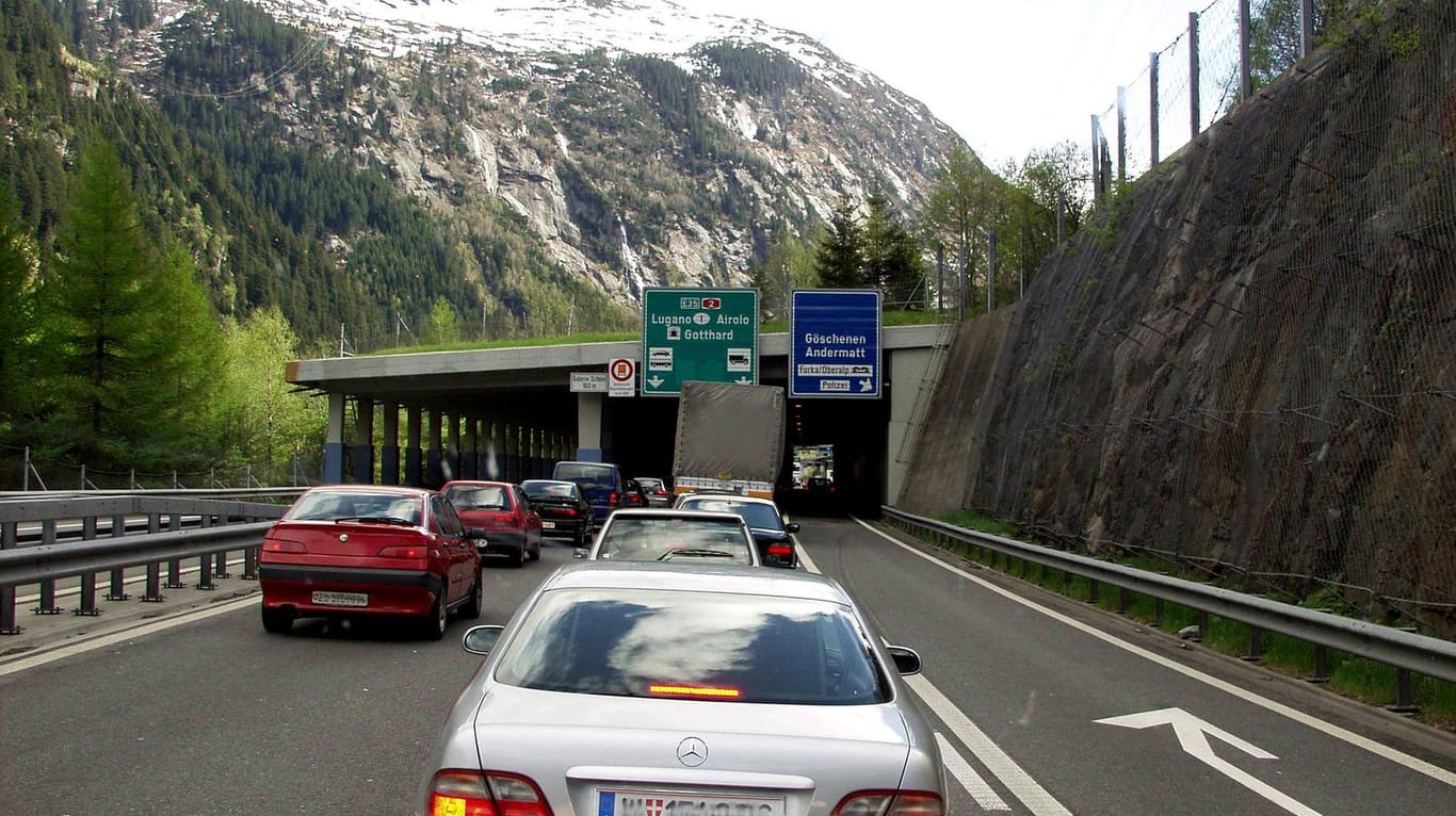 Stau vor dem Gotthardtunnel: Das Alarmsystem des Tunnels erkannte den Brand und sperrte die Zufahrten automatisch. (Archivbild)