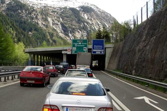 Stau vor dem Gotthardtunnel: Das Alarmsystem des Tunnels erkannte den Brand und sperrte die Zufahrten automatisch. (Archivbild)
