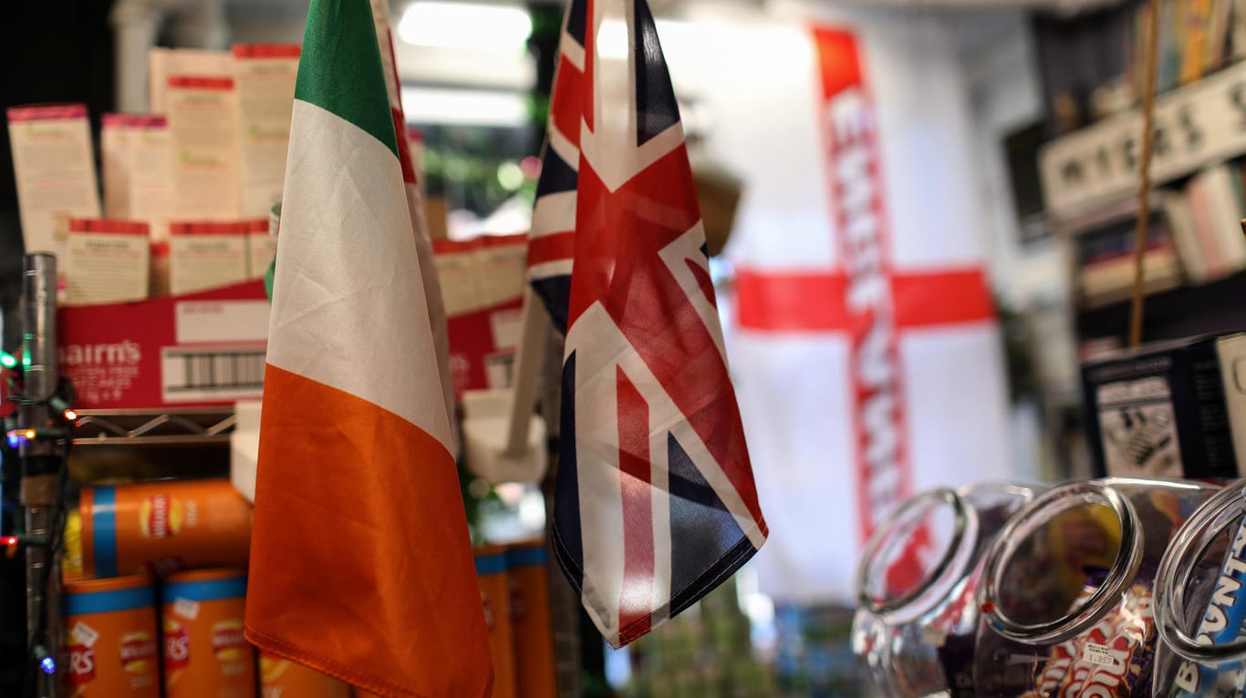 Eine irische und eine britische Flagge hängen nebeneinander: Die Anzahl der Anträge stieg um ein gutes Fünftel im Vergleich zum Vorjahr. (Archivbild)