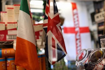 Eine irische und eine britische Flagge hängen nebeneinander: Die Anzahl der Anträge stieg um ein gutes Fünftel im Vergleich zum Vorjahr. (Archivbild)