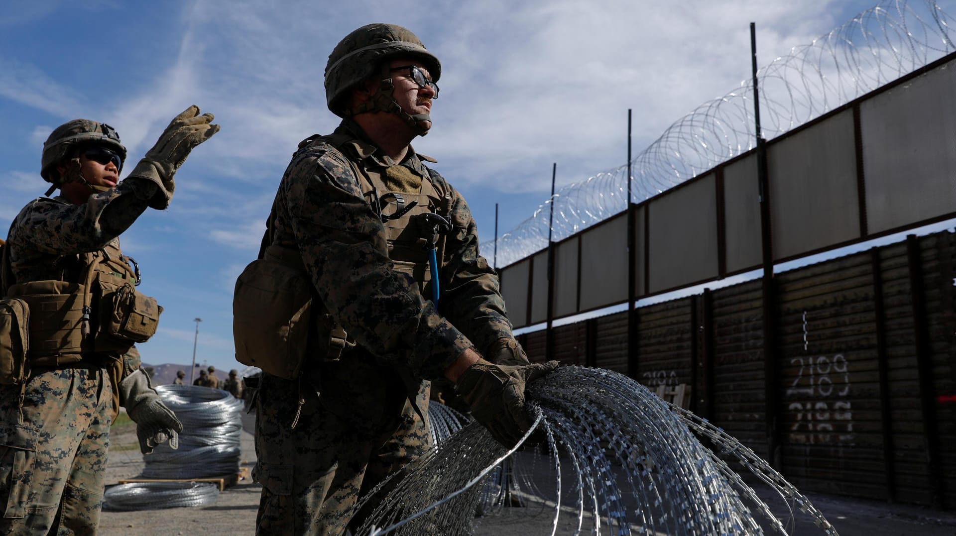 US-Marinesoldaten verstärken den Zaun an der Grenze zu Mexiko: Der scheidende Stabschef des US-Präsidenten spricht erstmals Klartext über Trumps Pläne für eine Grenzmauer.