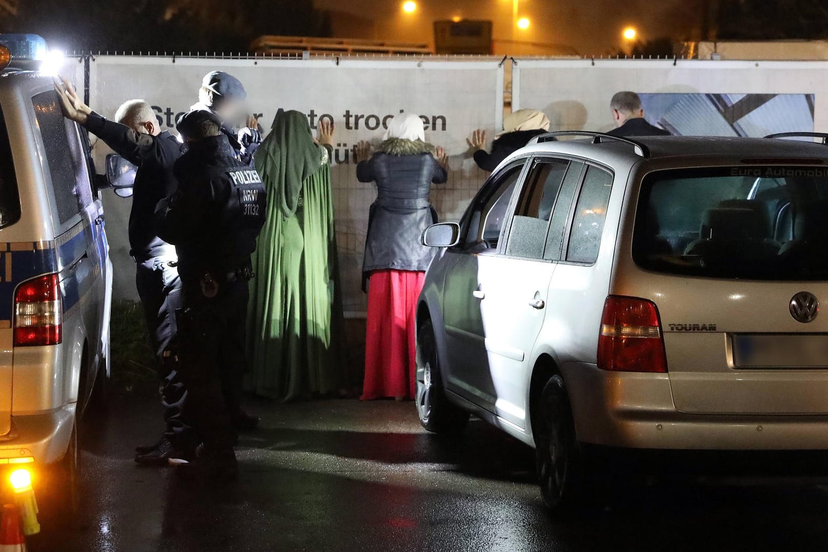 Polizisten kontrollieren die Gäste bei einer Clan-Hochzeit: Nach eigenen Angaben wollte die Polizei sicherstellen, dass die Gäste keine Waffen mit sich führen.