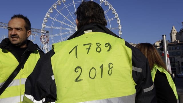 Ein Demonstrant der "Gelbwesten" hat die Jahreszahlen "1789" und "2018" auf seine Weste geschrieben in Anlehnung an die Französische Revolution von 1789. Ein Demonstrant der "Gelbwesten" hat die Jahreszahlen "1789" und "2018" auf seine Weste geschrieben in Anlehnung an die Französische Revolution von 1789.