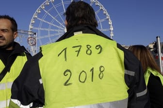 Ein Demonstrant der "Gelbwesten" hat die Jahreszahlen "1789" und "2018" auf seine Weste geschrieben in Anlehnung an die Französische Revolution von 1789.