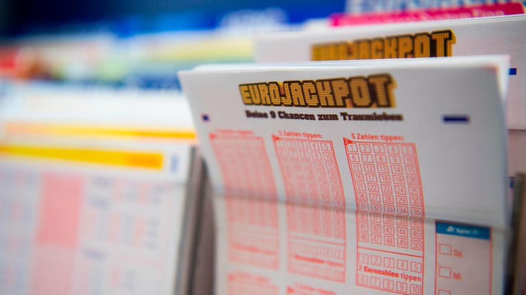 Lottoscheine des Spiels "Eurojackpot": Die Lotto-Sonderziehung zum Jahresende ist immer besonders beliebt. (Archivbild)