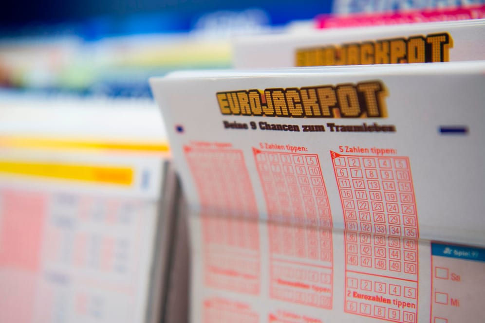 Lottoscheine des Spiels "Eurojackpot": Die Lotto-Sonderziehung zum Jahresende ist immer besonders beliebt. (Archivbild)