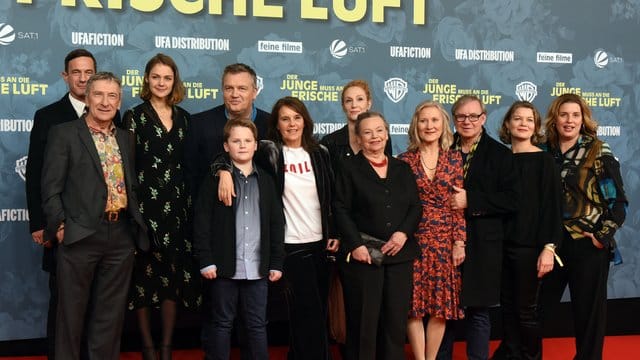 Regisseurin Caroline Link (M) und Entertainer Hape Kerkeling mit den Schauspieler bei der Premiere von "Der Junge muss an die frische Luft" in Essen.