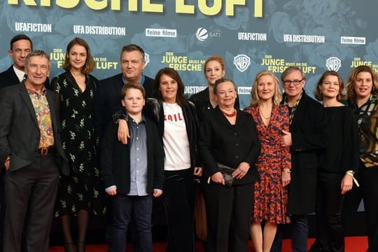 Regisseurin Caroline Link (M) und Entertainer Hape Kerkeling mit den Schauspieler bei der Premiere von "Der Junge muss an die frische Luft" in Essen.