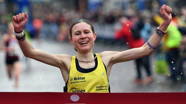 Elena Burkard gewann den Silvesterlauf in Trier.