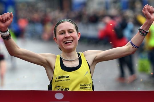 Elena Burkard gewann den Silvesterlauf in Trier.