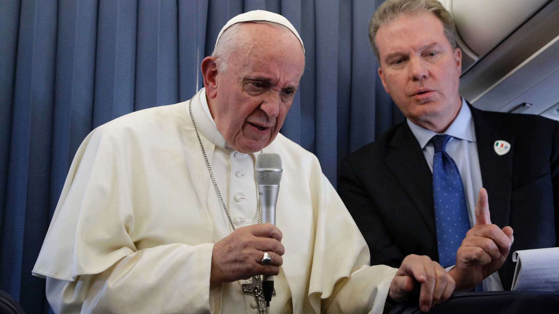 Papst Franziskus und Greg Burke: Der Sprecher des Papstes ist überraschend zurückgetreten. Papst Franziskus und Greg Burke: Der Sprecher des Papstes ist überraschend zurückgetreten.
