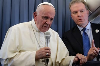 Papst Franziskus und Greg Burke: Der Sprecher des Papstes ist überraschend zurückgetreten.