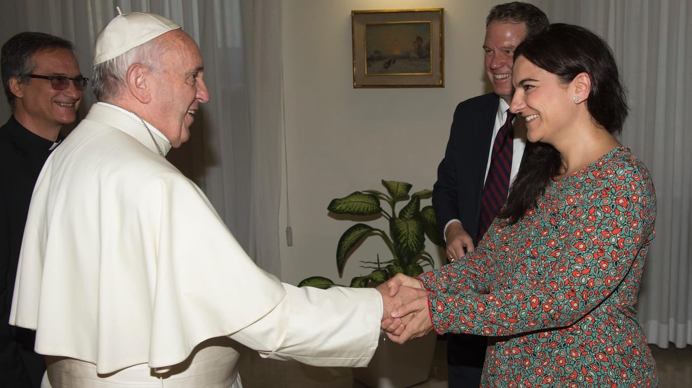Papst Franziskus begrüßt Paloma Garcia Ovejero: Die stellvertretende Sprecherin ist ebenfalls zurückgetreten.