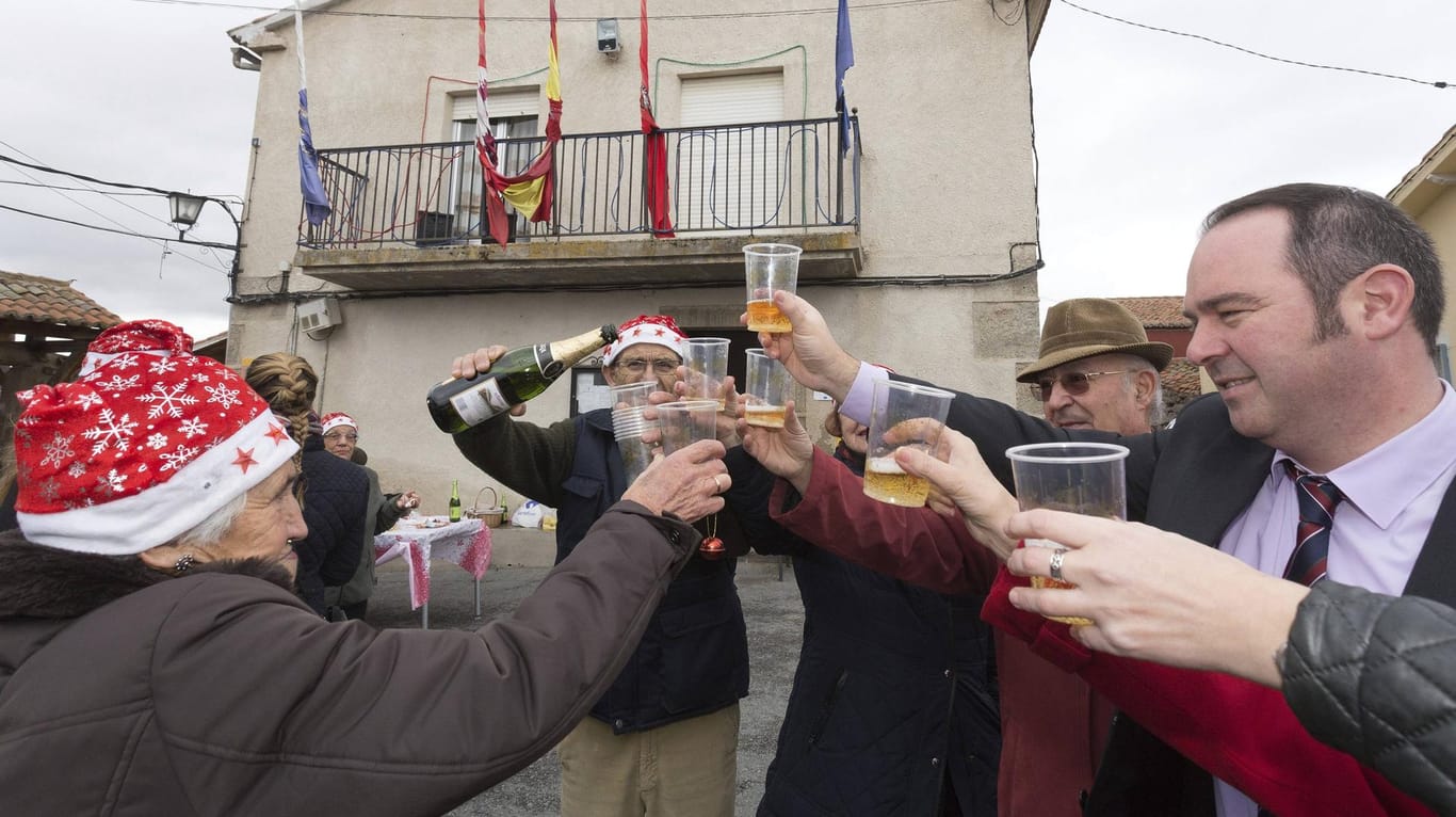 Einwohner von Villar de Corneja im Jahr 2015: Auch dieses Jahr hat das Dorf das neue Jahr wieder um 12 Uhr mittags begrüßt.