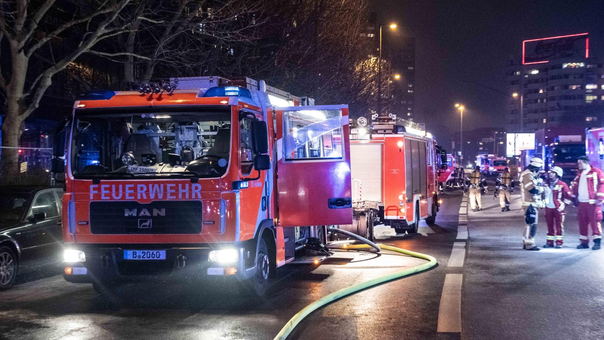 Die Feuerwehr an der Leipziger Straße vor dem Hochhaus: Hier war in der 8. Etage ein Feuer ausgebrochen.