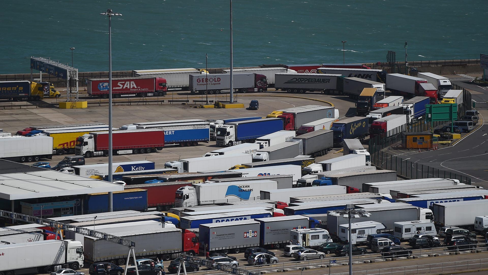 Lange Schlangen im Hafen von Dover: Die britische Regierung will mit den gecharterten Fähren Chaos nach einem harten Brexit vermeiden.