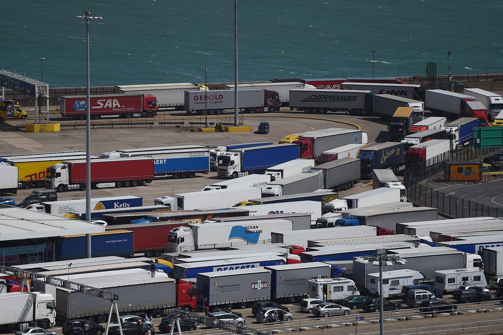 Lange Schlangen im Hafen von Dover: Die britische Regierung will mit den gecharterten Fähren Chaos nach einem harten Brexit vermeiden.