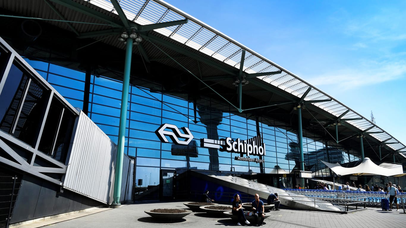 Der Internationale Flughafen Schiphol in Amsterdam: Ein Mann hat mit einer Bombe gedroht und wurde überwältigt.