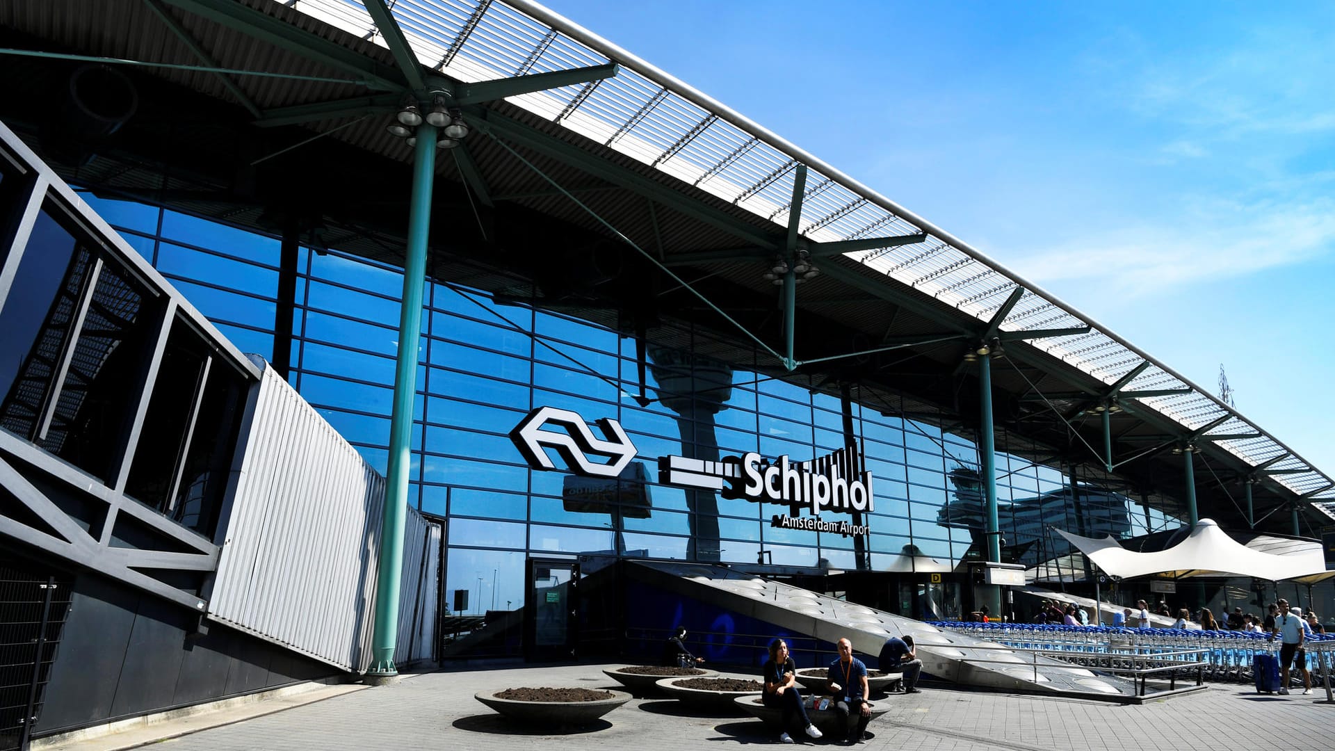 Der Internationale Flughafen Schiphol in Amsterdam: Ein Mann hat mit einer Bombe gedroht und wurde überwältigt. Der Internationale Flughafen Schiphol in Amsterdam: Ein Mann hat mit einer Bombe gedroht und wurde überwältigt.