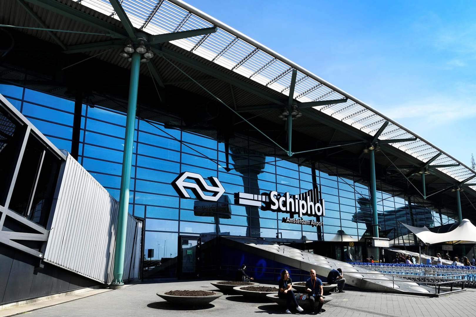 Der Internationale Flughafen Schiphol in Amsterdam: Ein Mann hat mit einer Bombe gedroht und wurde überwältigt.