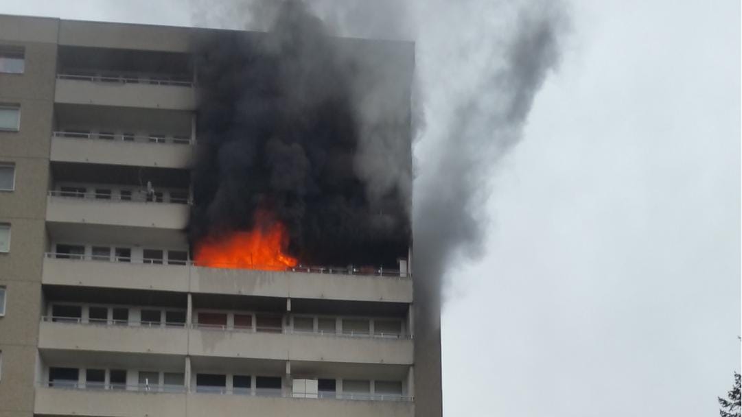 Das brennende Hochhaus im bayerischen Puchheim: Ein Mädchen ist bei dem Brand ums Leben gekommen.