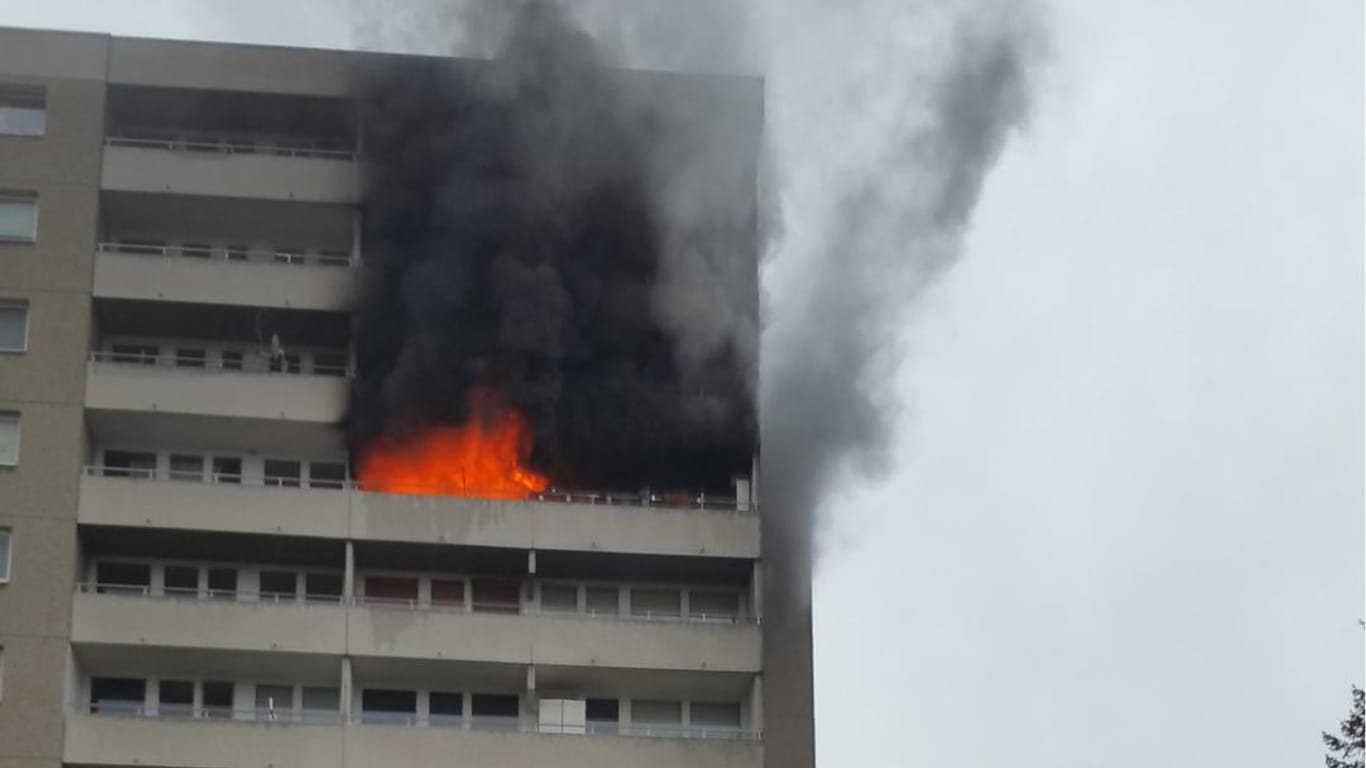 Das brennende Hochhaus im bayerischen Puchheim: Ein Mädchen ist bei dem Brand ums Leben gekommen.