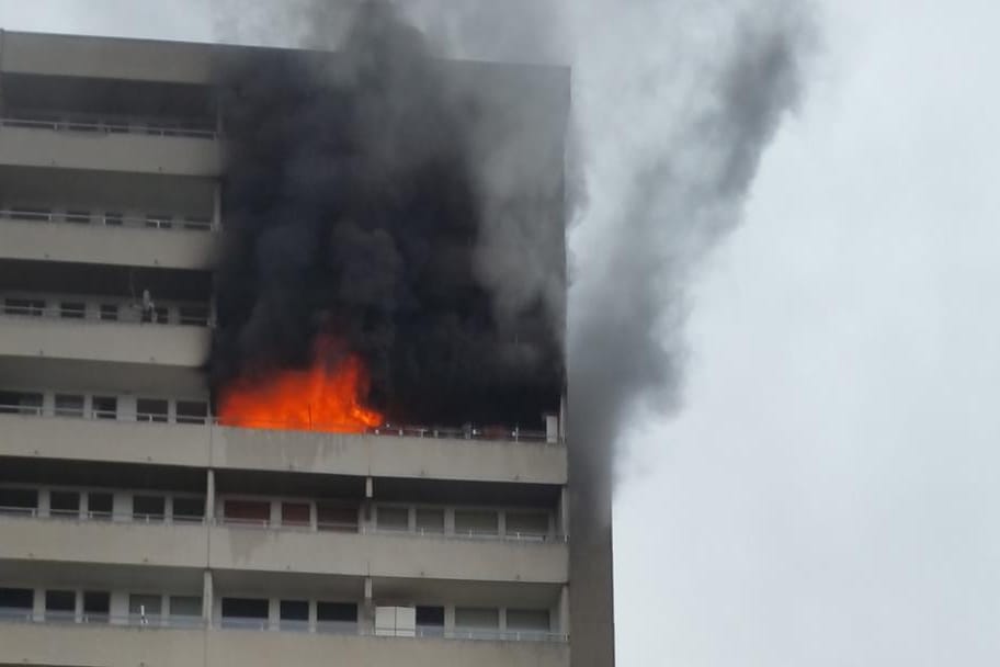 Das brennende Hochhaus im bayerischen Puchheim: Ein Mädchen ist bei dem Brand ums Leben gekommen.