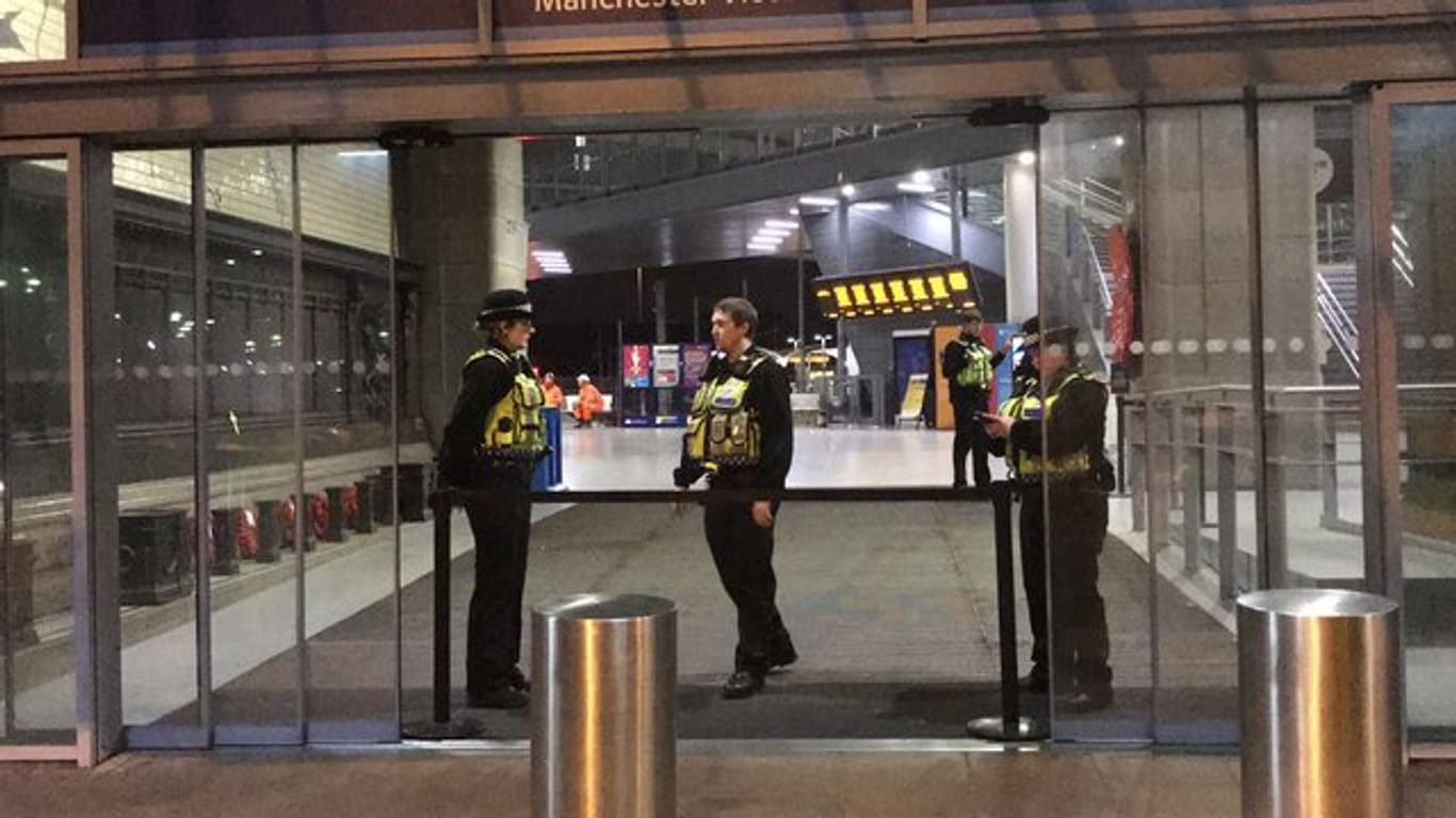 Am Bahnhof Victoria Station hatte ein Mann drei Menschen mit einem Messer verletzt.