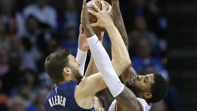 Maximilian Kleber (l) kommt nicht gegen Paul George durch.