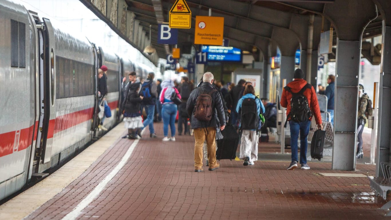 Bahnreisen: Mit einigen Tricks lassen sich die Kosten für Zugreisen reduzieren.