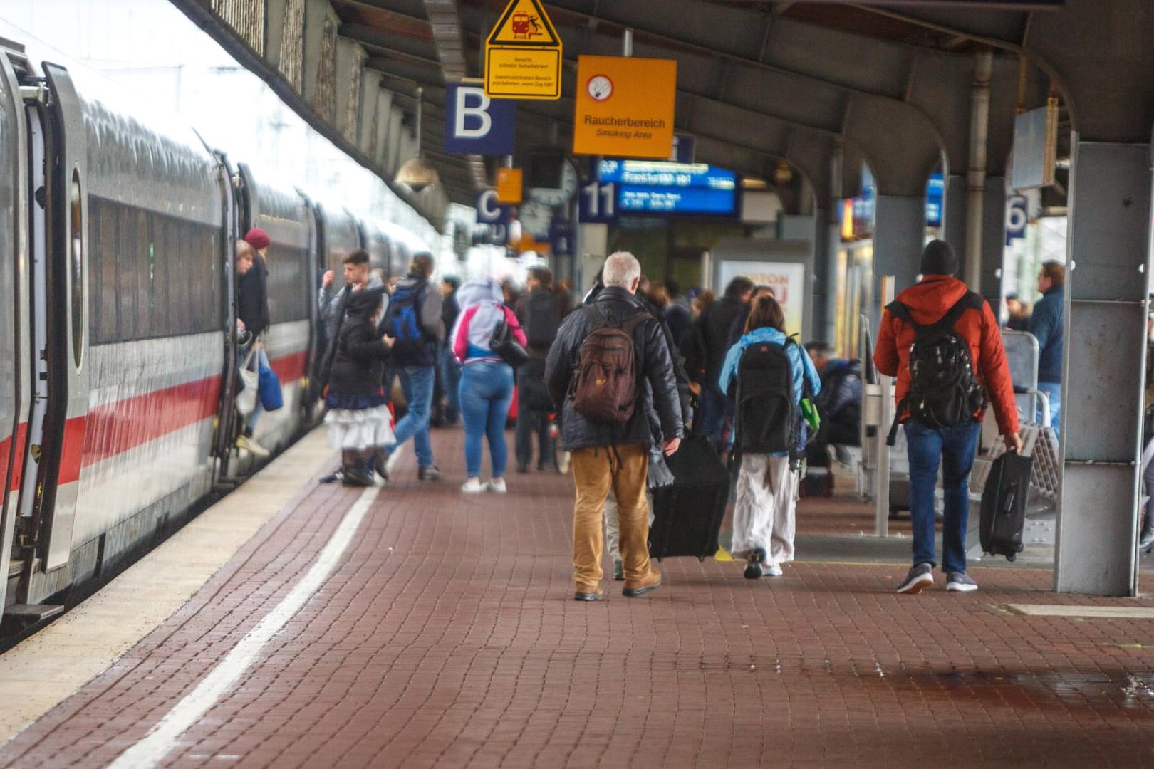 Bahnreisen: Mit einigen Tricks lassen sich die Kosten für Zugreisen reduzieren.