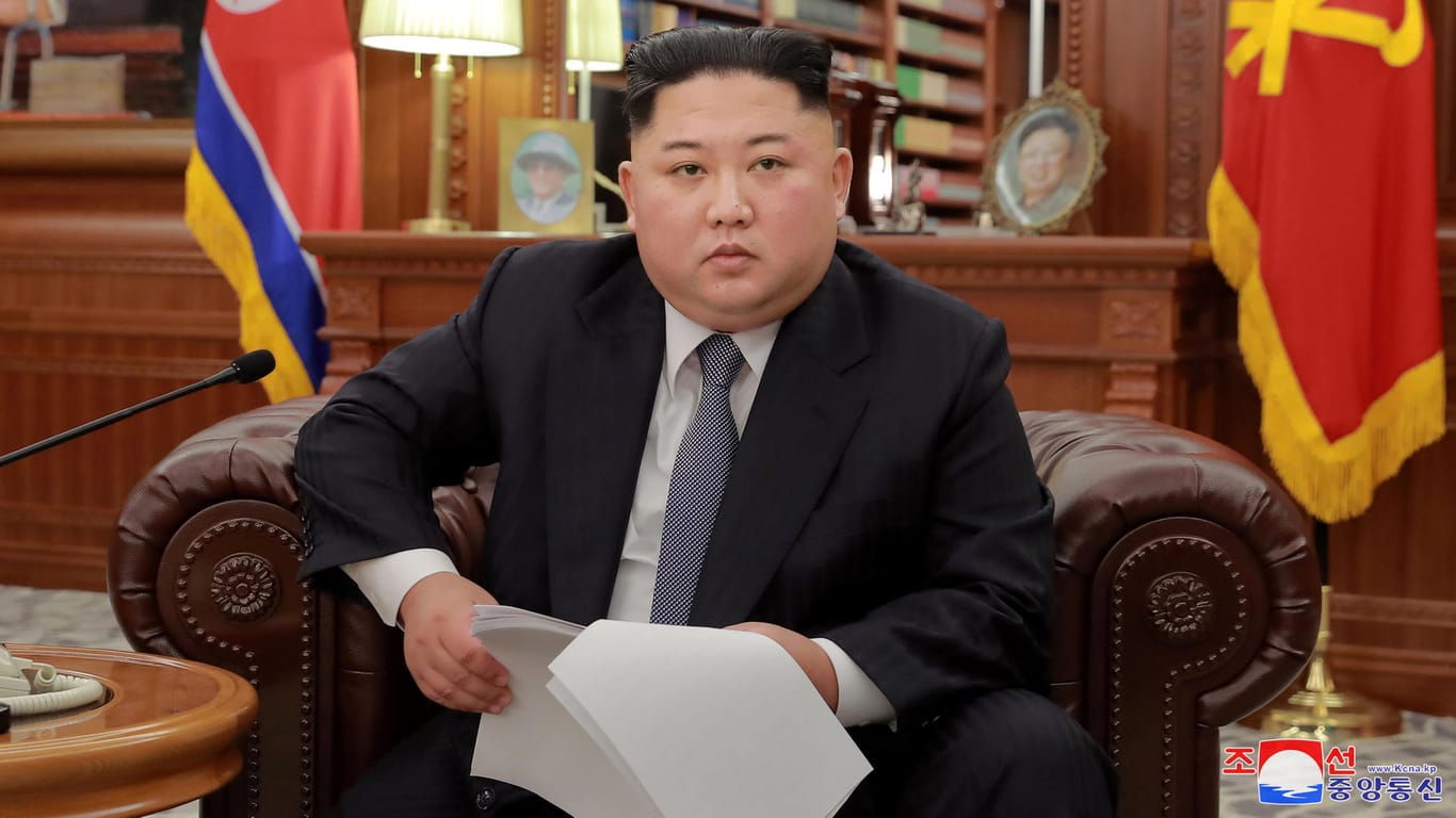 Kim Jong Un posiert für seine Neujahrsansprache: Nordkoreas Machthaber droht mit einem Kurswechsel in den Verhandlungen mit den USA.