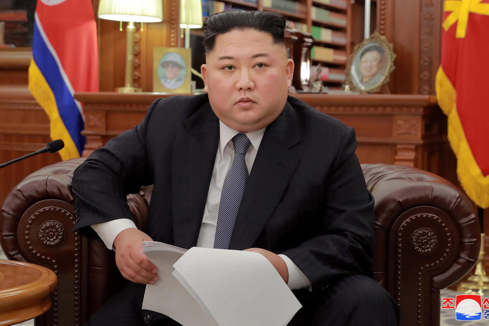 Kim Jong Un posiert für seine Neujahrsansprache: Nordkoreas Machthaber droht mit einem Kurswechsel in den Verhandlungen mit den USA.