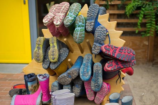 Kindergummistiefel in einer Kindertagesstätte.