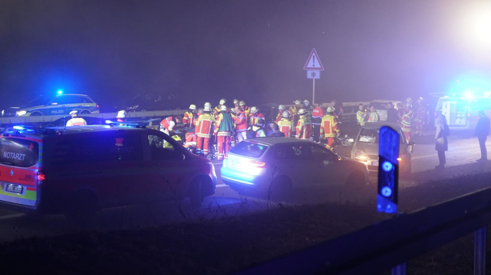 Rettungskräfte sind auf der B27 im Einsatz: Bei einem Autounfall im Nebel sind zwei Menschen gestorben und mehrere Menschen verletzt worden.