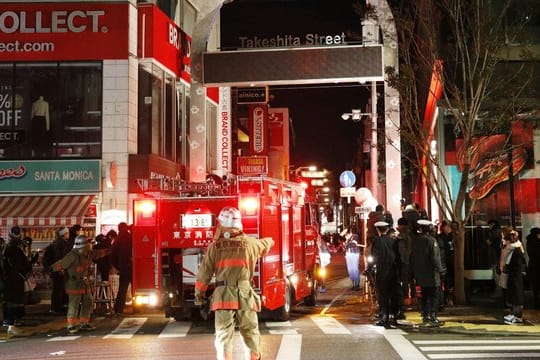 Polizei und Feuerwehrleute inspizieren den Ort, an dem eine Autofahrer mehrere Fußgänger garammt hat.
